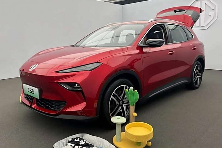 Mẫu CUV chạy hoàn toàn bằng điện MG ES5 2024 mới đã chính thức được giới thiệu gần đây. Là một chiếc CUV nhỏ gọn dành cho gia đình, MG ES5 cung cấp ba phạm vi hoạt động, gồm: 425 km, 515 km và 525 km. Mẫu xe này đã được đổi tên từ “S5” thành “ES5”.