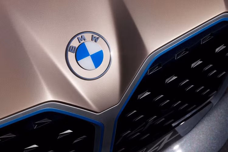 Sau “cuộc đổ vỡ” đẩy tủi hổ thứ 2 với Euro Auto, đây là lần đầu tiên sau hơn 7 năm kể từ khi BMW được phân phối bởi Thaco, doanh số BMW mới đạt hơn 2.000 xe/năm. Trong suốt 3 năm qua, doanh số bán hàng của Mercedes tăng gấp 6-8 lần BMW. Tuy nhiên đến 2023, khoảng cách chênh lệch giữa BMW và Mercedes đã rút ngắn lại còn hơn gấp rưỡi.