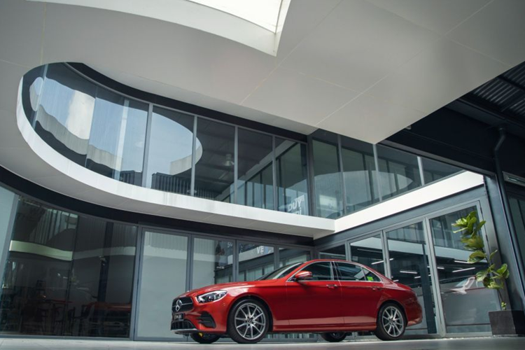 Cụ thể, Mercedes, BMW, Audi, Volvo, Lexus, Land Rover, Porsche có doanh số 8.638 xe trong 2023, giảm 36% so với 2022. Mức giảm của thị trường xe phổ thông là 25%. Trong khi hầu hết các hãng không duy trì được đà tăng trưởng doanh số trong năm 2023, thì BMW tại Việt Nam lại cho thấy cú lội ngược dòng đầy ấn tượng.