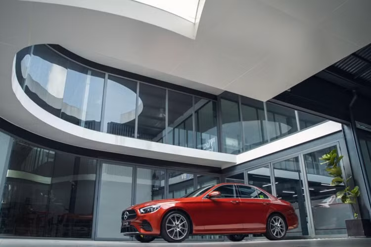 Cụ thể, Mercedes, BMW, Audi, Volvo, Lexus, Land Rover, Porsche có doanh số 8.638 xe trong 2023, giảm 36% so với 2022. Mức giảm của thị trường xe phổ thông là 25%. Trong khi hầu hết các hãng không duy trì được đà tăng trưởng doanh số trong năm 2023, thì BMW tại Việt Nam lại cho thấy cú lội ngược dòng đầy ấn tượng.