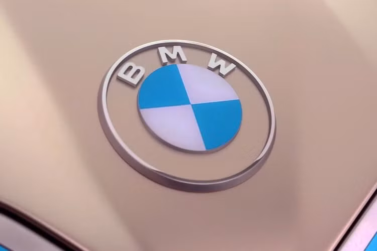 Cụ thể, BMW từ vị trí thứ tư năm 2022 đã vươn lên thứ hai trong năm 2023 nhờ mức bán 2.023 xe, chỉ sau Mercedes-Benz. Hãng xe xứ Bavaria là thương hiệu duy nhất ghi nhận mức tăng doanh số hơn 2 lần, từ 973 xe trong 2022 tăng lên 2.023 chiếc vào năm 2023.
