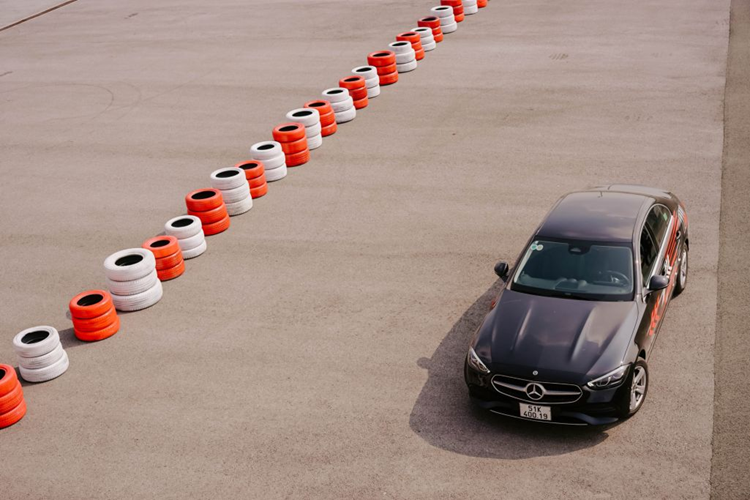 Thị phần của Mercedes-benz tại Việt Nam từ mức hơn 60% của 2022 giảm xuống còn gần 40% ở 2023. Trong khi BMW tăng từ 7% lên 23%. Theo đó, năm 2023 vừa qua doanh số Mercedes giảm 57%, đạt mức 3.416 xe. Volvo cũng ghi nhận mức sụt giảm 52% doanh số.