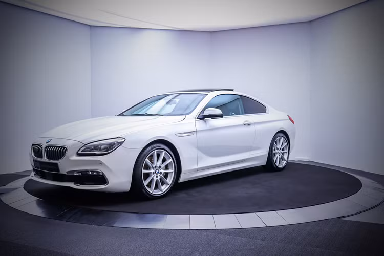 Tương tự, các thương hiệu hạng sang còn lại cũng rơi vào tình cảnh này, riêng Lexus giữ được thế cân bằng khi chỉ giảm nhẹ 36 xe. Nhìn chung, Mercedes-Benz trước mắt vẫn sẽ chiếm lĩnh phần lớn thị phần ở phân khúc xe sang. Nhưng thực tế đã có những “luồng hơi nóng” len lỏi từ phía sau.