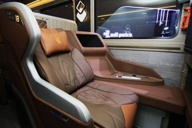 Trong khi đó, ở tầng dưới, xe chỉ có 2 ghế ngủ và 4 ghế captain được thiết kế giống như ghế hạng nhất trên máy bay. Tuy nhiên, điều đáng chú ý nhất là SDD Jetbus 5 còn được trang bị nhiều tính năng an toàn hiện đại – điều mà không nhiều mẫu xe bus ngày nay được chú trọng.