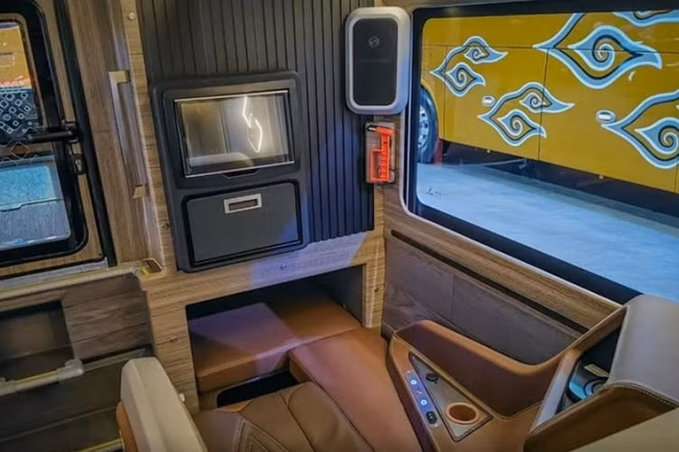 Một số tính năng tiêu biểu có thể kể đến như kiểm soát hành trình thích ứng (ACA), hỗ trợ phanh chủ động (ABA) với khả năng dự đoán khoảng cách với xe phía trước và phanh an toàn, cảnh báo chệch làn đường (LDWS), ổn định thân xe điện tử ESP.