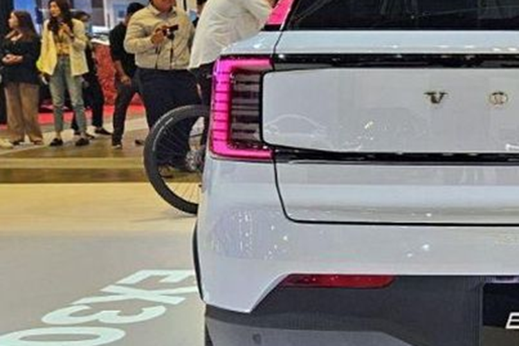 Chưa hết, núm điều chỉnh ghế điện trên Volvo EX30 2024 cũng được làm tối giản. Nếu muốn chỉnh độ ngả của tựa lưng, người ngồi cần xoay núm theo hoặc ngược chiều kim đồng hồ. Trượt ghế lên/xuống sẽ đẩy theo phương ngang. Để chỉnh độ cao ghế sẽ cần bấm nút giữa để chuyển chế độ, sau đó tiếp tục vặn theo chiều hoặc ngược chiều kim đồng hồ