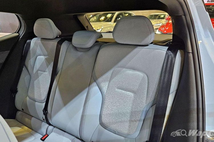 Đáng chú ý, mỗi phiên bản Volvo EX30 2024 sẽ có trang bị khác nhau. Trên bản bản tiêu chuẩn, Volvo EX30 2024 có: đèn pha LED, vành hợp kim 18 inch, điều hòa tự động một vùng, ghế trước chỉnh tay, màn hình cảm ứng trung tâm 12,3 inch, hệ thống thông tin giải trí dựa trên hệ điều hành Android Automotive và hỗ trợ Apple CarPlay không dây.