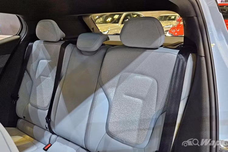 Đáng chú ý, mỗi phiên bản Volvo EX30 2024 sẽ có trang bị khác nhau. Trên bản bản tiêu chuẩn, Volvo EX30 2024 có: đèn pha LED, vành hợp kim 18 inch, điều hòa tự động một vùng, ghế trước chỉnh tay, màn hình cảm ứng trung tâm 12,3 inch, hệ thống thông tin giải trí dựa trên hệ điều hành Android Automotive và hỗ trợ Apple CarPlay không dây.