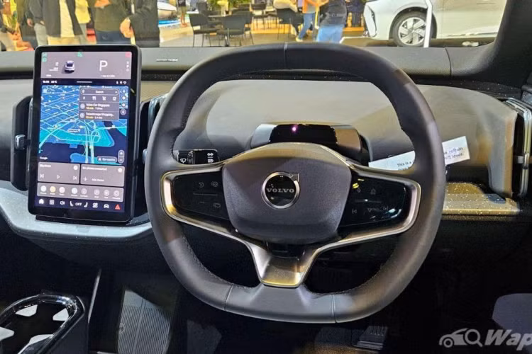 Trên cả ba phiên bản, xe sẽ được trang bị ngăn chứa đồ 2 tầng ở khu vực bệ trung tâm. Nếu người dùng không có nhu cầu chứa cốc, có thể trượt và ẩn vào bệ tỳ tay, đồng thời mở rộng không gian chứa đồ cho tầng dưới. Khu vực này cũng bố trí nút đóng/mở cửa sổ hàng trước và nút khóa/mở cửa. Nút "Rear" điều chỉnh hai cửa sổ của hàng ghế sau.