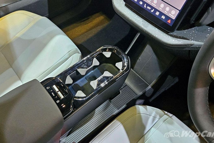 Trong khi kiểu dáng thân xe và kết cấu cửa thì lại tương tự XC40, nhưng đường nóc xe theo dạng dốc thoải về phía sau nhiều hơn. Bước vào trong cabin, Volvo EX30 2024 chào đón người dùng bằng không gian nội thất mang phong cách tối giản. Xe không có cụm đồng hồ sau vô-lăng, không nút bấm trên cửa.