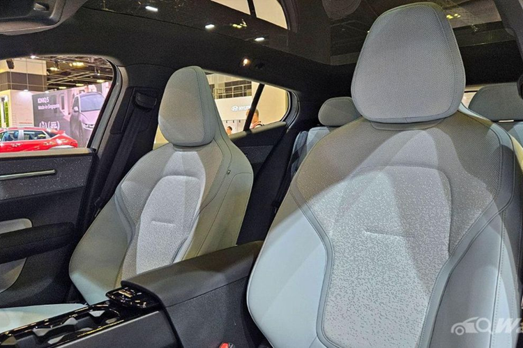 Vị trí bảng đồng hồ thay bằng hộp cảm biến theo dõi tình trạng người lái, như mắt, chớp mắt, quay đầu để đánh giá và đưa ra cảnh báo. Người lái muốn theo dõi tốc độ, hộp số... sẽ cần nhìn sang phần cạnh trên của màn hình giải trí.