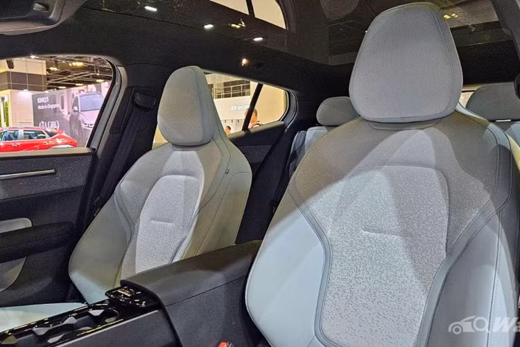 Vị trí bảng đồng hồ thay bằng hộp cảm biến theo dõi tình trạng người lái, như mắt, chớp mắt, quay đầu để đánh giá và đưa ra cảnh báo. Người lái muốn theo dõi tốc độ, hộp số... sẽ cần nhìn sang phần cạnh trên của màn hình giải trí.