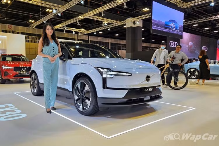 Trong khi đó ở thị trường Thái Lan, SUV điện Volvo EX30 2024 được phân phối với 3 phiên bản gồm: Core Single Motor Extended Range, Ultra Single Motor Extended Range và Ultra Twin Motor Performance.