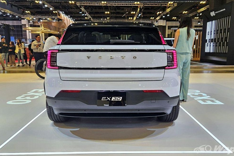 Volvo Việt Nam cho biết hãng dự định ra mắt một mẫu xe điện tại thị trường nội địa vào cuối năm 2024 và nhiều người dự đoán khả năng cao sẽ là mẫu SUV EX30 này. Volvo EX30 hiện đang là mẫu xe nhỏ nhất trong dải sản phẩm của Volvo. Theo đó, kích thước của chiếc SUV điện khá “khiêm tốn”.