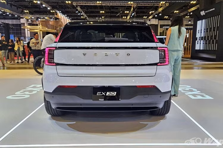 Volvo Việt Nam cho biết hãng dự định ra mắt một mẫu xe điện tại thị trường nội địa vào cuối năm 2024 và nhiều người dự đoán khả năng cao sẽ là mẫu SUV EX30 này. Volvo EX30 hiện đang là mẫu xe nhỏ nhất trong dải sản phẩm của Volvo. Theo đó, kích thước của chiếc SUV điện khá “khiêm tốn”.