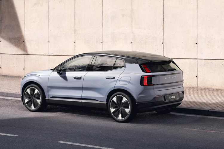 Về truyền động, Volvo EX30 2024 dùng cụm pin niken-mangan-coban (NMC) với dung lượng khả dụng 69 kWh. Thời gian sạc pin bằng bộ sạc chậm AC 11 kW là 7,5 tiếng đồng hồ. Nếu dùng sạc nhanh 153 kW, thời gian sạc pin từ 10% lên 80% là 26,5 phút.