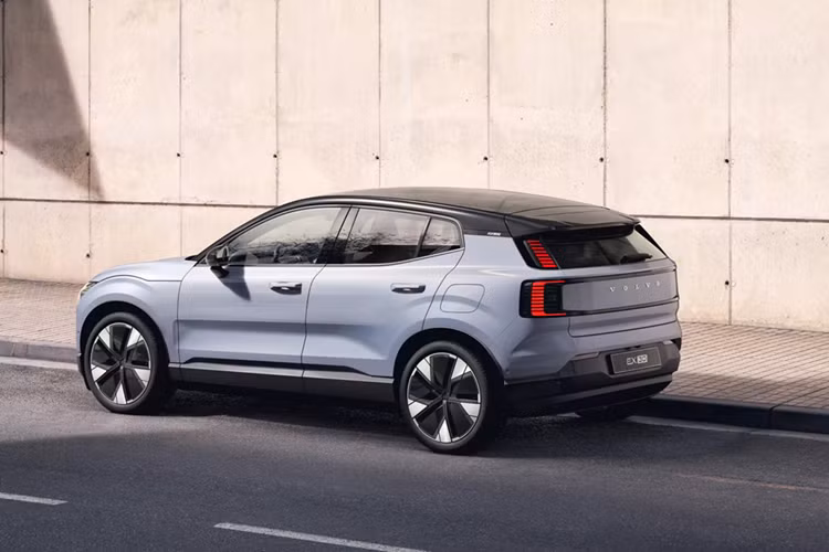 Về truyền động, Volvo EX30 2024 dùng cụm pin niken-mangan-coban (NMC) với dung lượng khả dụng 69 kWh. Thời gian sạc pin bằng bộ sạc chậm AC 11 kW là 7,5 tiếng đồng hồ. Nếu dùng sạc nhanh 153 kW, thời gian sạc pin từ 10% lên 80% là 26,5 phút.