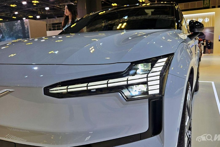 Cụ thể, xe có kích thước dài x rộng x cao lần lượt là 4.223 x 1.837 x 1.555 mm và chiều dài cơ sở đạt 2.650 mm. Số đo này ngang ngửa với mẫu xe điện “made in Việt Nam” – VF e34. Về thiết kế, Volvo EX30 2024 vẫn mang “bóng dáng” của đàn anh EX90 với cụm đèn LED định vị Thor's Hammer và đèn hậu chữ L đặc trưng.