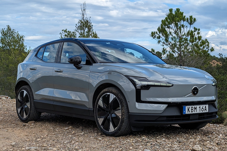 Trong khi đó, Volvo EX30 2024 bản Ultra Twin Motor Performance cao cấp nhất dùng pin NMC được ghép nối với 2 mô-tơ điện cho tổng công suất 422 mã lực và dẫn động bốn bánh. Động cơ này giúp EX30 có khả năng tăng tốc 0-100km/h chỉ trong 3,6 giây.