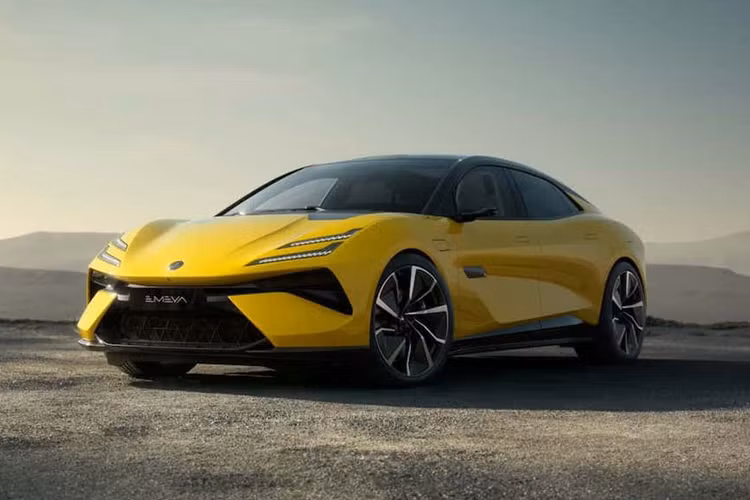 Nó hỗ trợ lái xe trên đường cao tốc thông minh và đỗ xe tự động. Về sức mạnh, chiếc sedan chạy hoàn toàn bằng điện Lotus Emeya sẽ được trang bị động cơ kép, với động cơ phía trước có công suất tối đa 225 kilowatt, tương đương 302 mã lực và động cơ phía sau có công suất tối đa 450 kilowatt, khoảng 603 mã lực.