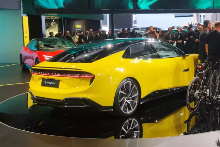 Cánh lướt gió chủ động phía trước tự động triển khai ở tốc độ trên 110 km/h, tạo ra lực ép xuống 76 kg. Cánh lướt gió phía sau của Lotus Emeya kích hoạt ở tốc độ trên 90 km/h và cung cấp lực xuống mặt đường lên tới 215 kg. Kích thước của Lotus Emeya là 5139/2005/1459 mm với chiều dài cơ sở 3069 mm.