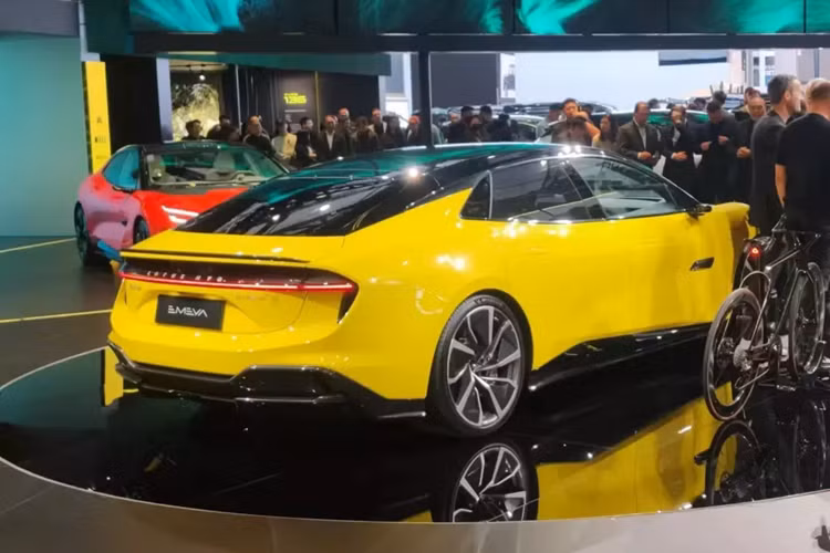 Cánh lướt gió chủ động phía trước tự động triển khai ở tốc độ trên 110 km/h, tạo ra lực ép xuống 76 kg. Cánh lướt gió phía sau của Lotus Emeya kích hoạt ở tốc độ trên 90 km/h và cung cấp lực xuống mặt đường lên tới 215 kg. Kích thước của Lotus Emeya là 5139/2005/1459 mm với chiều dài cơ sở 3069 mm.