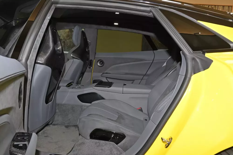 Chiếc saloon này cũng có đường đai thấp, tay nắm cửa có thể thu vào và đường mái kiểu dáng đẹp. Bên cạnh vẻ ngoài bắt mắt, Emeya còn đưa ra một số giải pháp khí động học hấp dẫn. Nó có một khe hút gió chủ động ở phía trước, một cánh gió trước chủ động, một cánh lướt gió chủ động phía sau và một bộ khuếch tán phía sau.