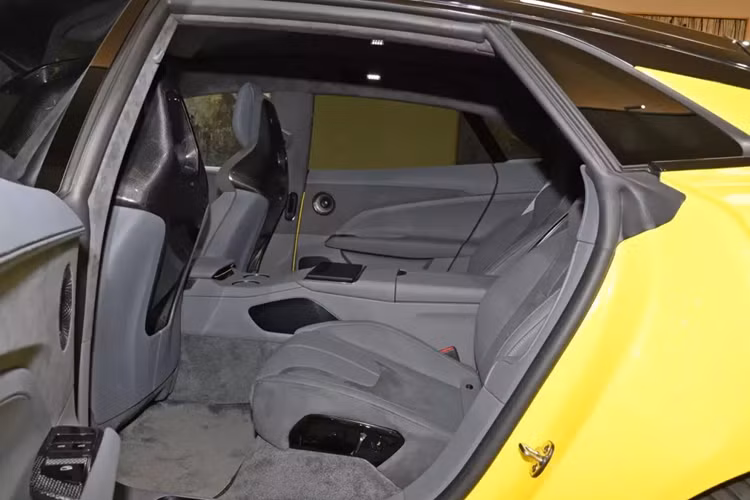 Chiếc saloon này cũng có đường đai thấp, tay nắm cửa có thể thu vào và đường mái kiểu dáng đẹp. Bên cạnh vẻ ngoài bắt mắt, Emeya còn đưa ra một số giải pháp khí động học hấp dẫn. Nó có một khe hút gió chủ động ở phía trước, một cánh gió trước chủ động, một cánh lướt gió chủ động phía sau và một bộ khuếch tán phía sau.