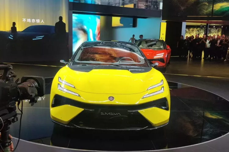 Bên trong, Lotus Emeya nằm ngang với chiếc SUV Eletre. Xe có màn hình trung tâm lớn với đường kính 15,1 inch. Vô lăng của siêu sedan này có 4 nan và đáy phẳng. Phía sau vô lăng, chúng ta có thể thấy lẫy chuyển số và cụm đồng hồ cực mỏng với đường kính 12,6 mm. Hành khách phía trước của Lotus Emeya cũng được trang bị 'dải' LCD 12,6 inch này.