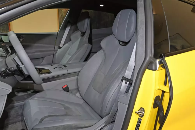 Lotus Emeya sẽ có mặt tại thị trường Châu Âu vào nửa cuối năm 2024. Lotus Emeya là một chiếc sedan cỡ lớn, thể thao với kiểu dáng bắt mắt. Phần đầu xe có đèn chiếu sáng ban ngày mỏng hai tầng và đường viền trên nắp ca-pô dốc xuống. Đèn pha nằm ở cản trước của Emeya.