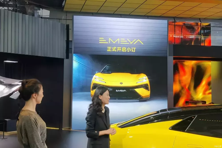 Xét về phạm vi di chuyển, dung lượng bộ pin của xe là 102kWh, kết hợp với hộp số hai cấp, phạm vi di chuyển theo chu trình thử nghiệm của CLTC Trung Quốc có thể đạt tới 600 km. Ngoài ra, xe mới cũng sẽ được trang bị hệ thống treo khí nén.