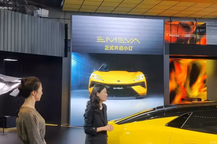 Xét về phạm vi di chuyển, dung lượng bộ pin của xe là 102kWh, kết hợp với hộp số hai cấp, phạm vi di chuyển theo chu trình thử nghiệm của CLTC Trung Quốc có thể đạt tới 600 km. Ngoài ra, xe mới cũng sẽ được trang bị hệ thống treo khí nén.