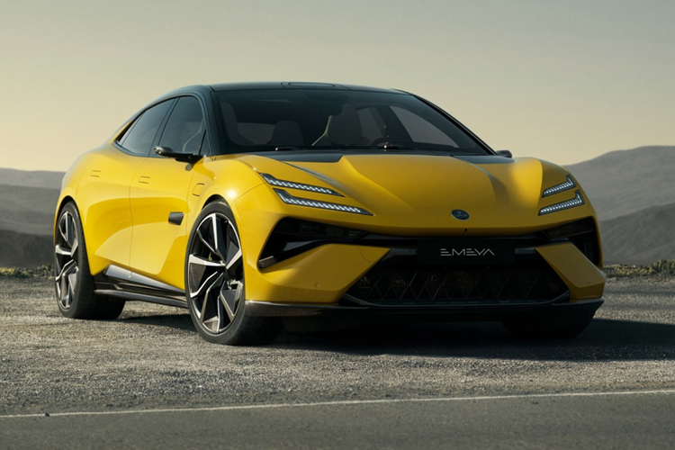 Tuy nhiên, kiểu bố trí bốn chỗ ngồi có sẵn dưới dạng tùy chọn. Xe có bốn tùy chọn màu nội thất: Đá mặt trăng (xám), Hổ phách (vàng &amp; trắng), Tourmaline (đen) và Đen (chỉ dành cho phiên bản R+ Black Gold). Chiếc sedan chạy điện Lotus Emeya có 34 cảm biến hỗ trợ lái xe, trong đó có 4 LiDAR và 2 radar sóng milimet 4D.