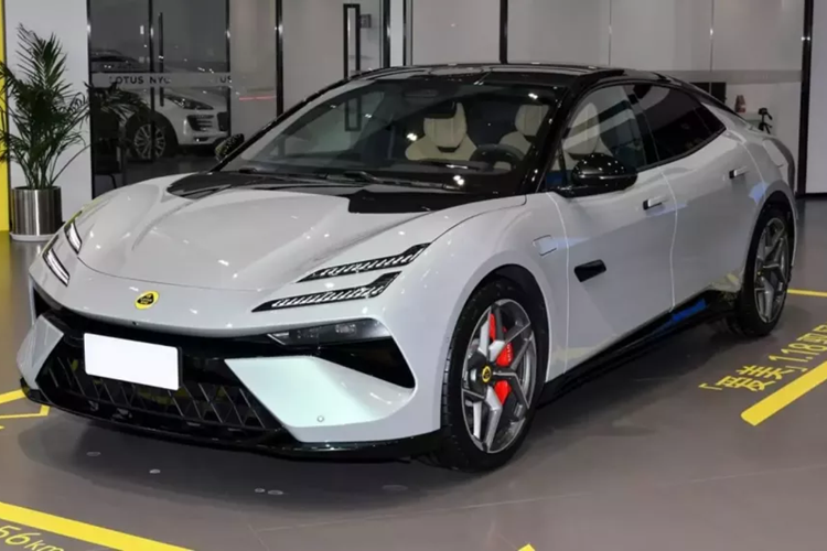 Lotus trước đây là nhà sản xuất ôtô của Anh. Do tài chính bất ổn nên Lotus thường xuyên đổi chủ. Năm 1996, nhà sản xuất ôtô Lotus của Anh sáp nhập với Proton của Malaysia. Và sau 21 năm, tập đoàn Geely của Trung Quốc đã mua lại cả Proton và Lotus.