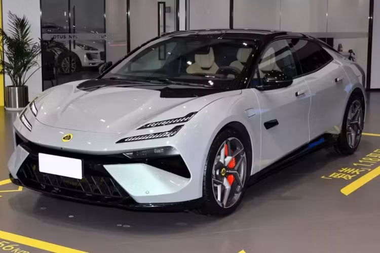 Lotus trước đây là nhà sản xuất ôtô của Anh. Do tài chính bất ổn nên Lotus thường xuyên đổi chủ. Năm 1996, nhà sản xuất ôtô Lotus của Anh sáp nhập với Proton của Malaysia. Và sau 21 năm, tập đoàn Geely của Trung Quốc đã mua lại cả Proton và Lotus.