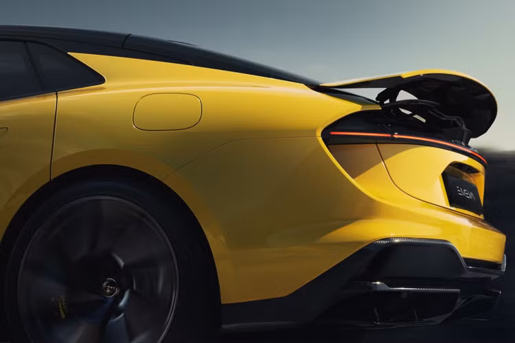 Đồng thời, theo thông tin chính thức được công bố trước đó, Lotus Emeya có thời gian tăng tốc từ vị trí xuất phát lên 100 km/h chỉ trong 2,78 giây và có thể đạt tốc độ tối đa 256 km/h.