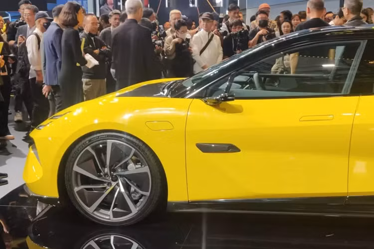 Ghế ngồi của Lotus Emeya được bọc da Nappa và Alcantara. Mẫu sedan này có cửa sổ trời cỡ lớn. Theo tiêu chuẩn, Emeya có 15 loa mang nhãn hiệu KEF bên trong. Các phiên bản cao hơn có 23 loa từ hãng sản xuất sản phẩm âm thanh nổi tiếng của Anh. Lorus Emeya có năm chỗ ngồi tiêu chuẩn.