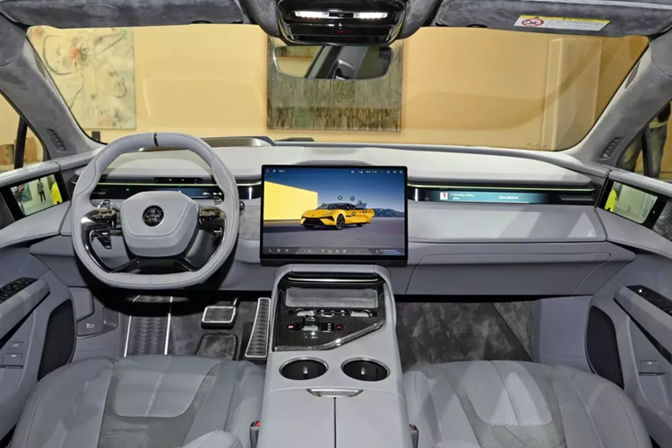 Tại thị trường Trung Quốc, xe có 4 phiên bản. Mức giá xe Lotus Emeya 2024 đa dạng từ 668.000 nhân dân tệ đến 1.180.000 nhân dân tệ (93.750 – 165.600 USD) hay 2,12 tỷ đồng đến 3,8 tỷ đồng. Siêu sedan này có công suất lên tới 675 kW, phạm vi hoạt động 650 km và nội thất 4 chỗ sang trọng.