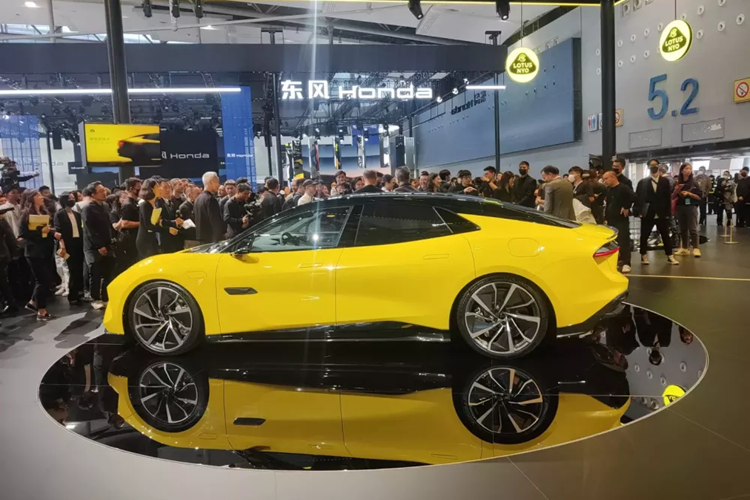 Nói rõ hơn, nó dài hơn 176 mm, rộng hơn 39 mm và cao hơn 64 mm so với Porsche Taycan. Theo Lotus, 12 chi tiết thân xe của siêu sedan này đều được làm từ carbon (bao gồm nắp ca-pô, mui xe và cản va). Lotus Emeya có các màu thân xe Trắng, Vàng, Đen, Xám, Cam và Đen mờ (chỉ dành cho phiên bản R+ Black Gold).