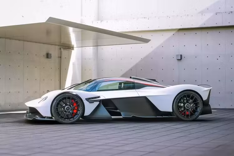 Kể từ khi bắt đầu giao hàng, một số ít siêu xe Aston Martin Valkyrie đã xuất hiện trên thị trường xe đã qua sử dụng và tháng tới, RM Sotheby's sẽ đấu giá một chiếc tại Dubai.