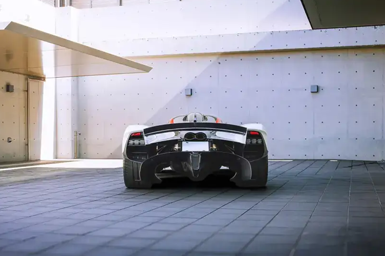 Động cơ của Valkyrie là một trong những động cơ hút khí tự nhiên tốt nhất được sản xuất trong ký ức gần đây. Động cơ V12 6,5 lít do Cosworth chế tạo và sản sinh công suất 1.000 mã lực trong khi đạt tốc độ 11.100 vòng/phút. Sau đó, thêm một động cơ điện 140 mã lực và một bộ pin nhỏ lấy từ Rimac.