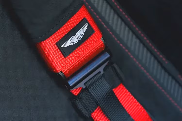 Nhà đấu giá xe Aston Martin Valkyrie kỳ vọng nó sẽ được bán với giá từ 2,6 triệu đến 3 triệu đô la. Điều này có nghĩa là nó có thể ngang bằng với mức giá 3 triệu đô la mà một chiếc Aston Martin Valkyrie khác mà RM đã bán vào đầu năm nay thu được.