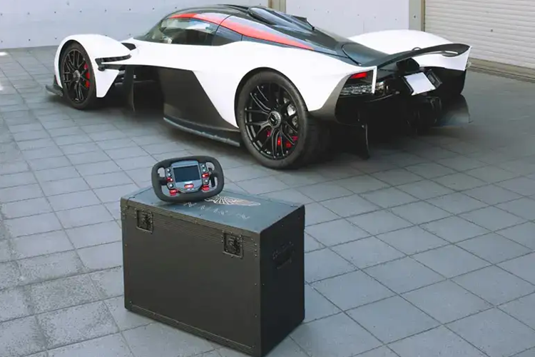 Bên trong, Aston Martin Valkyrie có ghế ngồi bọc da Pure Black Deboss Alcantara và ốp sợi carbon satin trên nóc xe. Xe cũng được trang bị dây an toàn đua sáu điểm và cần số anodized màu đỏ. Nhìn vào đồng hồ đo quãng đường cho thấy xe chỉ mới chạy được 109 km (67 dặm) kể từ khi được giao.