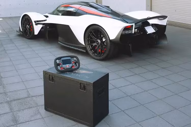 Bên trong, Aston Martin Valkyrie có ghế ngồi bọc da Pure Black Deboss Alcantara và ốp sợi carbon satin trên nóc xe. Xe cũng được trang bị dây an toàn đua sáu điểm và cần số anodized màu đỏ. Nhìn vào đồng hồ đo quãng đường cho thấy xe chỉ mới chạy được 109 km (67 dặm) kể từ khi được giao.
