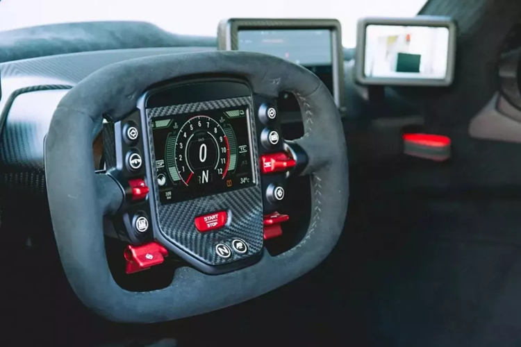 Chiếc xe Aston Martin Valkyrie này cũng được trang bị bánh xe bằng magiê Satin Black và có hơn 120.000 bảng Anh (gần 154.000 đô la) cho các tùy chọn, bao gồm khoang động cơ bằng carbon, ống xả Inconel và nắp động cơ bằng sợi carbon bóng.