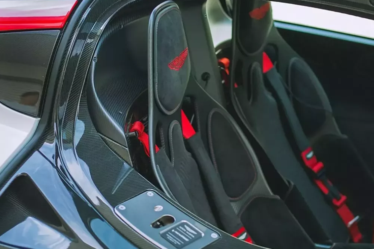 Chiếc Aston Martin Valkyrie này được một khách hàng ở Nhật Bản đặt mua mới và được hoàn thiện với màu Lunar White cùng một số điểm nhấn bằng sợi carbon và chi tiết màu đỏ, bao gồm cả kẹp phanh.