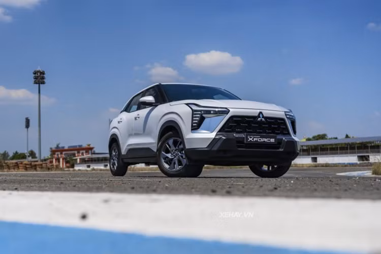  Mitsubishi Xforce: 9.963 xe Dù chỉ mới mở bán tại thị trường Việt từ tháng 3/2024 nhưng Xforce đã ngày càng chứng minh được sức hút của mình khi có doanh số đạt 9.963 xe sau 9 tháng đầu năm 2024. Hiện xe được nhập khẩu nguyên chiếc từ Indonesia về Việt Nam với 4 phiên bản GLX, Exceed, Premium và Ultimate, đi cùng giá bán dao động từ 599 - 705 triệu đồng.