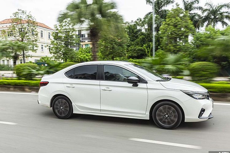  Honda City: 6.071 xe Doanh số tháng 9 đạt kỷ lục với 1.590 xe được bán ra đã giúp Honda City trở lại top xe bán chạy. Kết thúc 9 tháng năm 2024, Honda bàn giao được tổng cộng 6.071 chiếc City. Honda City đang được bán tại Việt Nam với 3 phiên bản (G, L và RS) cùng giá dao động từ 559 - 609 triệu đồng.