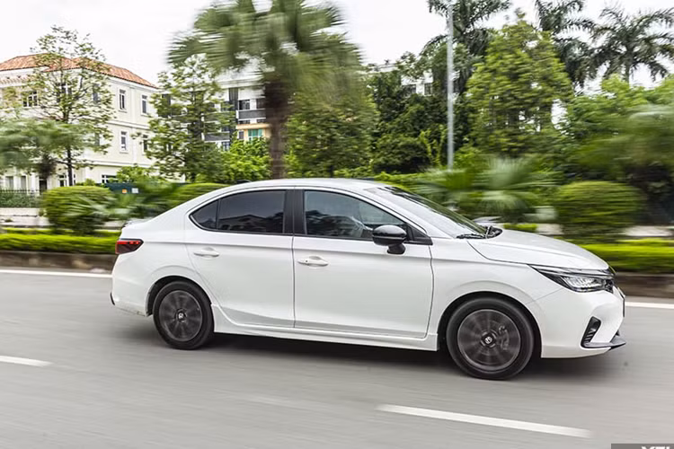  Honda City: 6.071 xe Doanh số tháng 9 đạt kỷ lục với 1.590 xe được bán ra đã giúp Honda City trở lại top xe bán chạy. Kết thúc 9 tháng năm 2024, Honda bàn giao được tổng cộng 6.071 chiếc City. Honda City đang được bán tại Việt Nam với 3 phiên bản (G, L và RS) cùng giá dao động từ 559 - 609 triệu đồng.