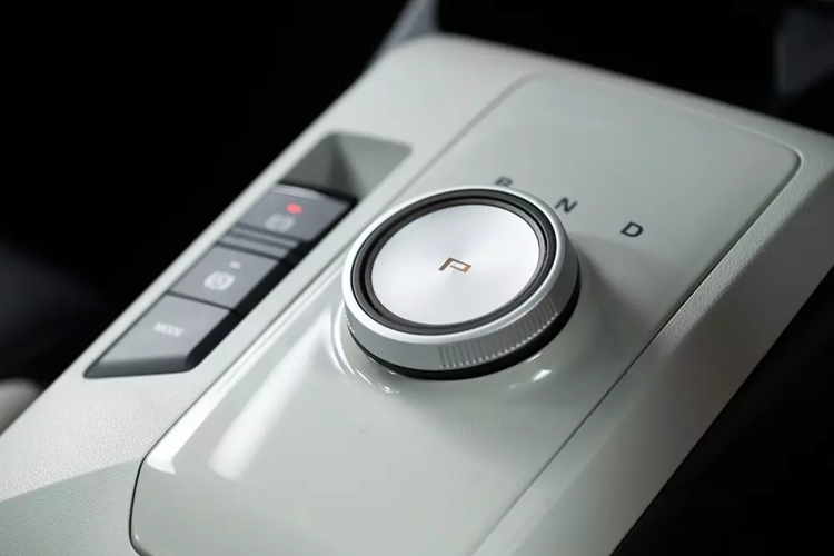 Nằm bên dưới nắp ca-pô của MG3 2025 là hệ truyền động hybrid, bao gồm máy xăng 4 xi-lanh, dung tích 1.5L, sản sinh công suất tối đa 102 mã lực tại tua máy 6.000 vòng/phút và mô-men xoắn cực đại 128 Nm tại tua máy 4.500 vòng/phút.